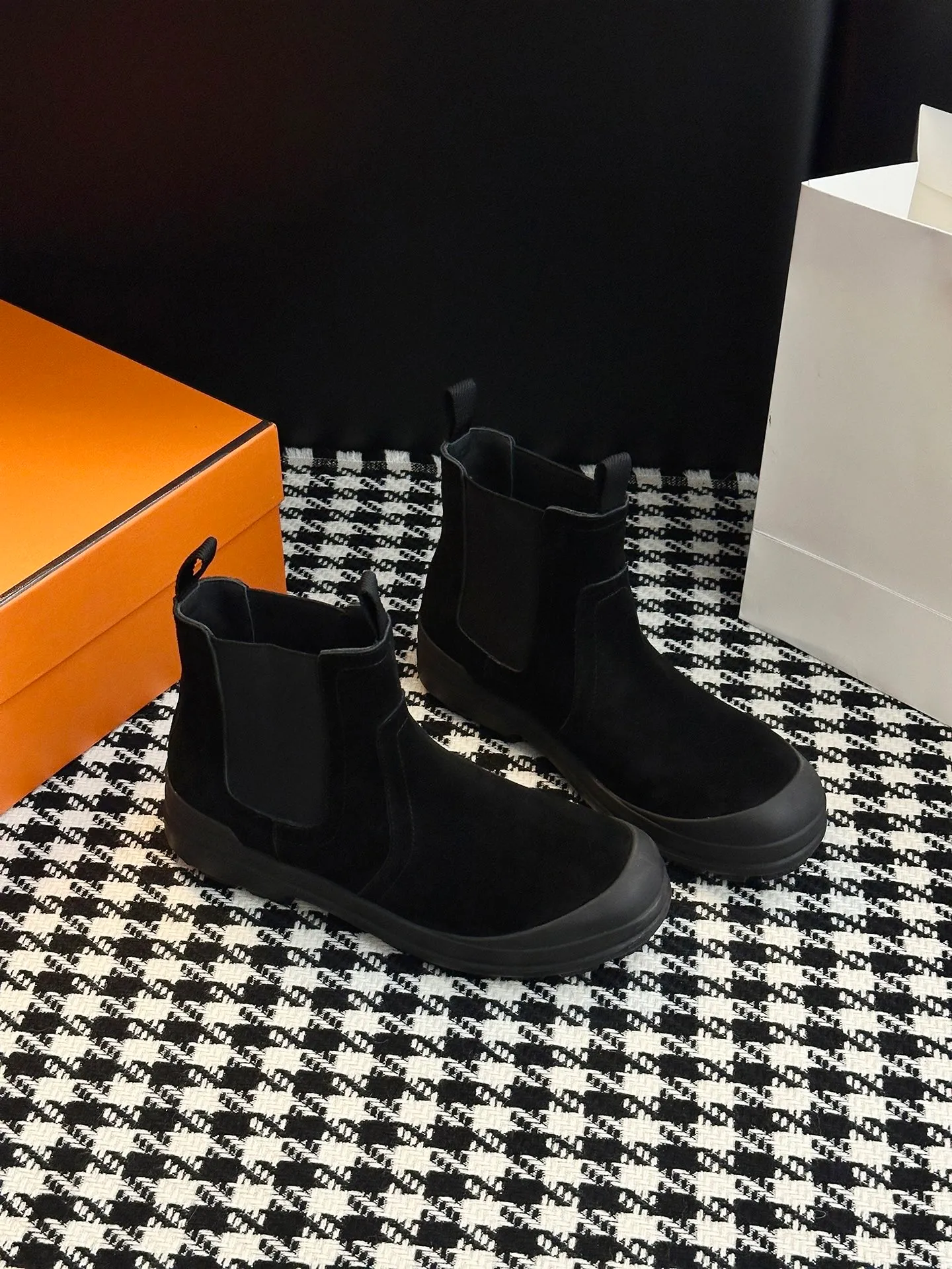 👟👟Ex-factory price 700👟👟 【𝐇𝐄𝐑𝐌𝐄𝐒Ankle boots】Exquisite workmanship, classic and yet individual, matching college style & simple style. yyds The key point is that it makes you taller and slimmer, which is really good news for small people. It makes you look slimmer and taller than ever yyds, good-looking ➢Shoe upper material: original customized cowhide + Yangjing noodles ➢Inner material: cowhide lining ➢Outsole material: original rubber sole ➢Color selection: black cowhide, black Yangjing, nude Yangjing ➢Optional code number: 35-40 (customized 40 is not returnable)